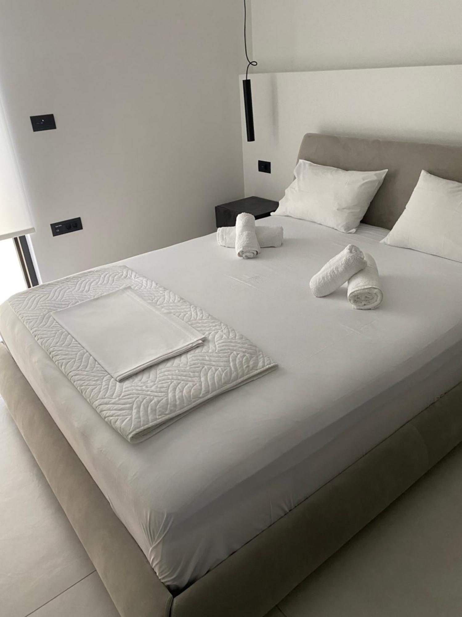 White And Black Αίγινα Εξωτερικό φωτογραφία